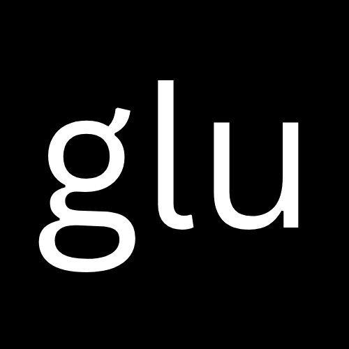 Schwarzer Hintergrund mit dem Text "glu" in weißer Schrift, der für die Abkürzung von glue4you.de steht.